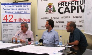 Superintendente do SAAE, José Luiz Cabral, prefeito Rodrigo Proença e o vice, Vitor Riccomini em coletiva de imprensa