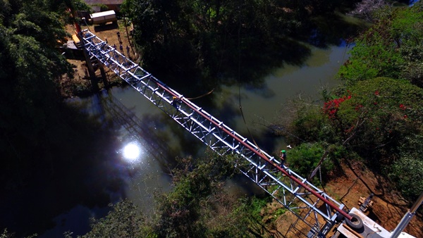 Read more about the article SAAE realiza instalação de uma treliça sobre o rio Capivari